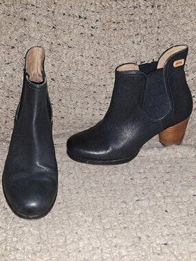 CAMPER-Annie-Black Textured Leather Chelsea Bootie-Block Heel-Sz 38-Excellent